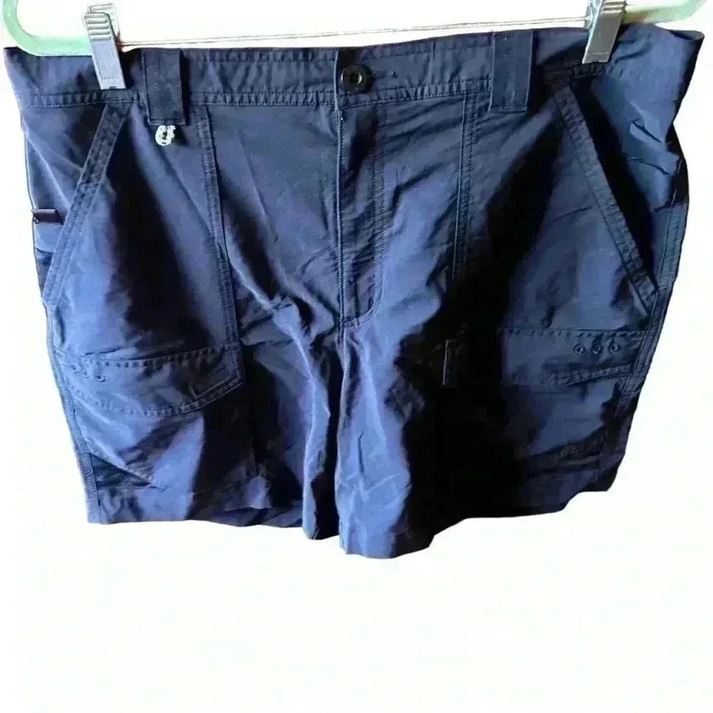 Women’s size 6L Columbia black PFG fishing shorts. Many pockets , elastic back